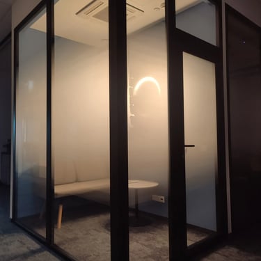 Spalvota dekoratyvinė plėvelė ant stiklinės pertvaros biure