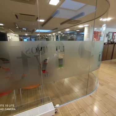 Tamsėjanti matinė plėvelė ant stiklinės pertvaros