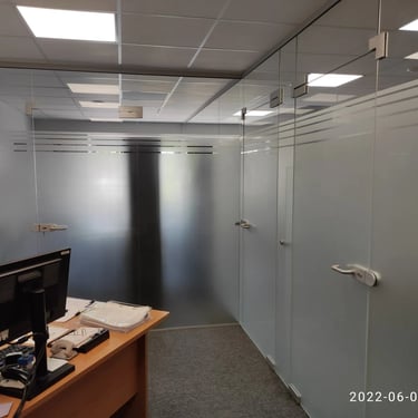 Viršutinės stiklo dalys biure padengtos matine plėvele, kuri užtikrina šviesos sklaidą ir privatumą