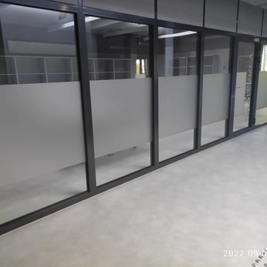 Matinė plėvelė ant stiklinės pertvaros – šiuolaikiškas sprendimas biuro erdvėse