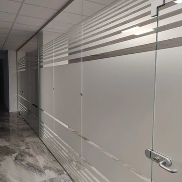 Komercinio pastato langai su matine plėvele ir logotipais