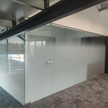 Biuro stiklinės durys su logotipu ant matinės plėvelės