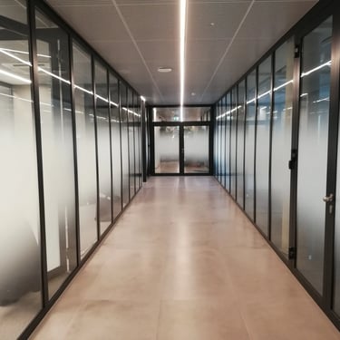 Apšviesta stiklinė kabina su matine plėvele privatumui