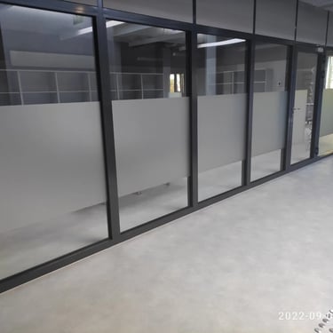 Stiklinė siena su horizontaliais matinės plėvelės raštais