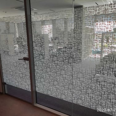 Stiklinė pertvara su matine plėvele moderniame biure