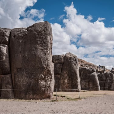 rocas del complejo arqueológico de Sacsayhuaman que se visita en city tour en Cusco, Perú