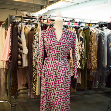 maniquí con vestido largo estampado