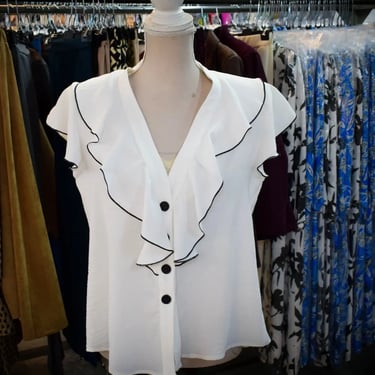 maniquí con blusa blanca