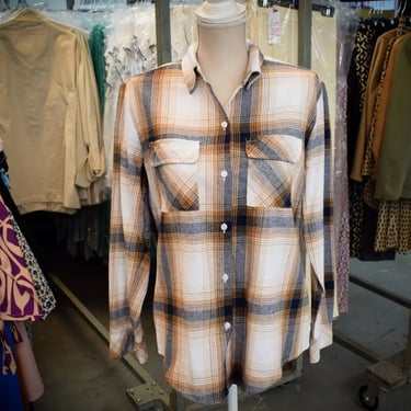 maniquí con camisa de cuadros