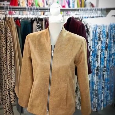 maniquí con chaqueta corta marrón