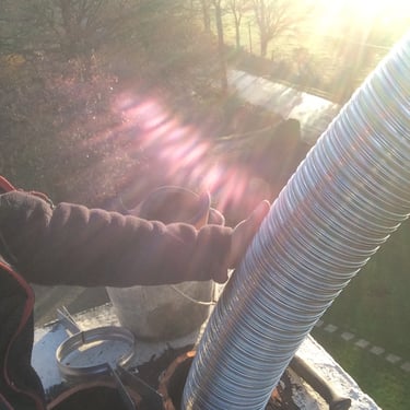 Installation professionnelle de tubage de cheminée pour optimiser le tirage et la sécurité 