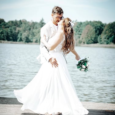 Brautpaar beim Paarshooting am See – emotionale Hochzeitsfotografie in natürlicher Umgebung.