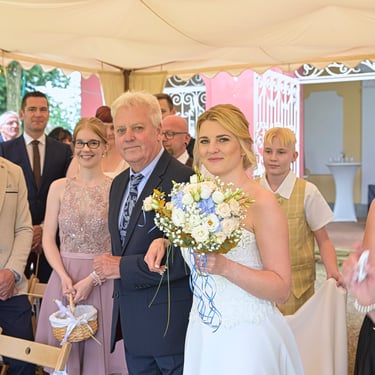 Einzug der Braut mit ihrem Vater bei einer Hochzeit in Oranienburg, fotografiert im Reportagestil.