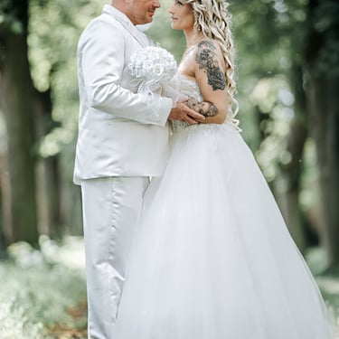 Brautpaar im Wald bei einer Hochzeit, natürliche und emotionale Hochzeitsfotografie in Oranienburg