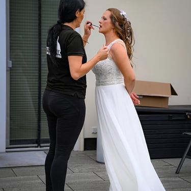 Visagistin beim Brautstyling während der Hochzeitsvorbereitung in Oranienburg.