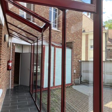 Nettoyage professionnel de surfaces vitrées complexes par nord vitres – intervention soignée