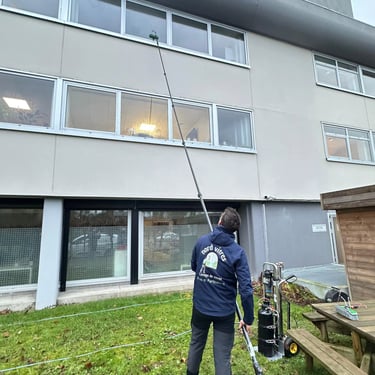 nettoyage a l eau pure bâtiment par nord vitres