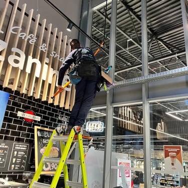 Nettoyage de vitrine de commerce par nord vitres dans le Valenciennois – prestation soignée pour professionnels