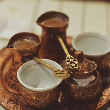 Putnici piju kavu na putovanju u Bosni i Hercegovini.