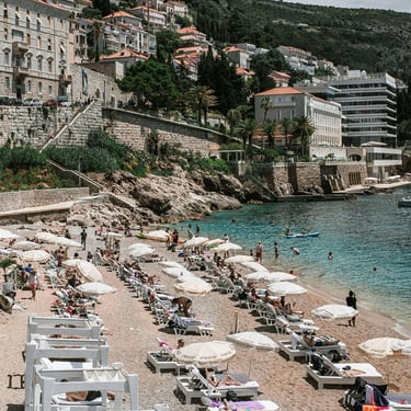 Putnici se kupaju i sunčaju na plaži u Dubrovniku u Hrvatskoj.