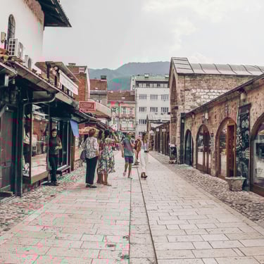 Putnici kupuju na Barščašiji u Sarajevu u Bosni i Hercegovini.