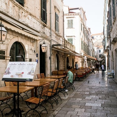 Putnici piju kavu na putovanju u Dubrovniku.