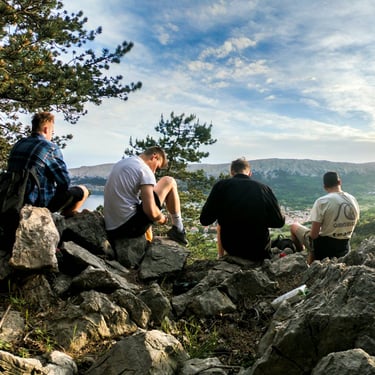 Putnici odmaraju s pogledom na more u Hrvatskoj.