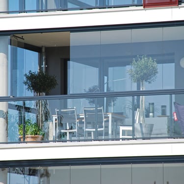 Erkély beüvegezés lapozható üvegrendszerrel
