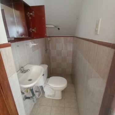 Baño Social cerca a la Sala