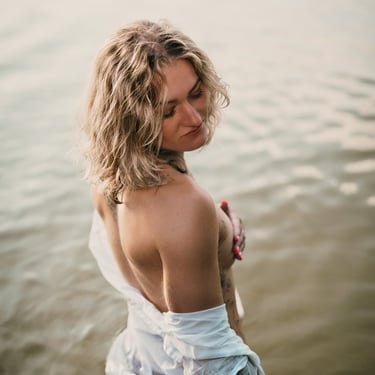 Natürliches Outdoor-Portrait einer Frau im Wasser bei Sonnenuntergang – Portraitfotografie in Oranienburg.