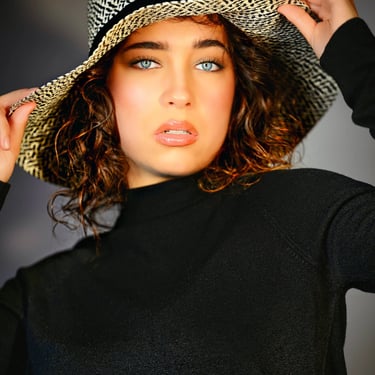 Cinematisches Portrait einer Frau mit Hut und intensiven blauen Augen – fotografiert von Lens & Look, Portraitfotograf in Ora