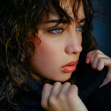 Emotionales Portrait einer Frau mit blauen Augen im sanften Licht – aufgenommen von Lens & Look, Portraitfotograf aus Oranien