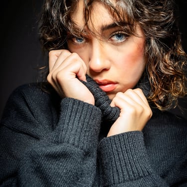 Intensives Portrait einer Frau mit blauen Augen und dunklem Pullover – aufgenommen von Lens & Look, Portraitfotograf aus Oran