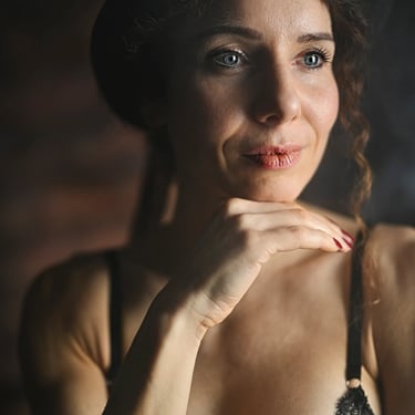 Nahaufnahme einer Frau mit Hut im Studio, weiches Licht, Fine-Art-Portrait