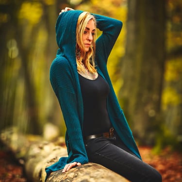 Porträt einer Frau im herbstlichen Wald, aufgenommen von Lens & Look | Cinematische Portraitfotografie in Oranienburg mit nat