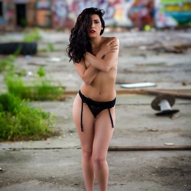 Boudoir-Foto einer Frau in schwarzer Lingerie in verlassener Industriehalle – sinnlich, stark und ausdrucksvoll.