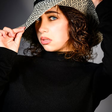 Authentisches Portrait einer Frau mit Hut im sanften Licht – aufgenommen von Lens & Look in Berlin. Cineastische Portraitfoto