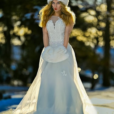 Braut im Hochzeitskleid im Winter im Freien