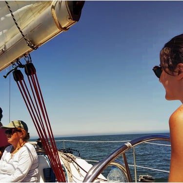 Petit équipage à bord d’un voilier lors d’une croisière privée en mer