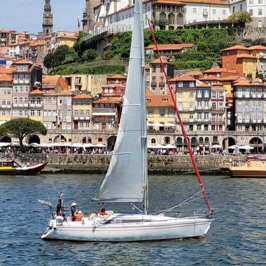 Voilier O’Zen naviguant sur le Douro devant la Ribeira