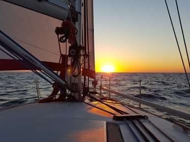 Instant de calme en mer sous un magnifique coucher de soleil