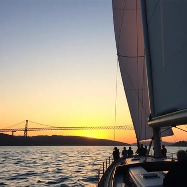 Croisière en voilier au coucher du soleil