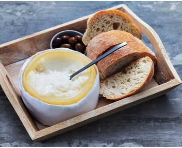 Plateau de fromage portugais avec pain et olives