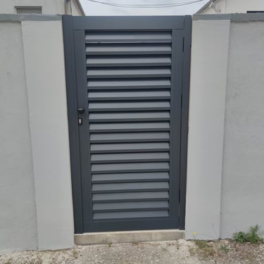 aluminijska antracit vrata koja stite od pogleda