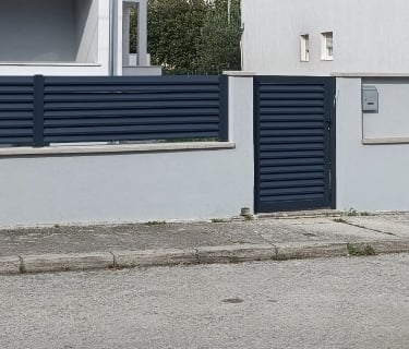 potpuna zastita od pogleda uz modernu aluminisku ogradu