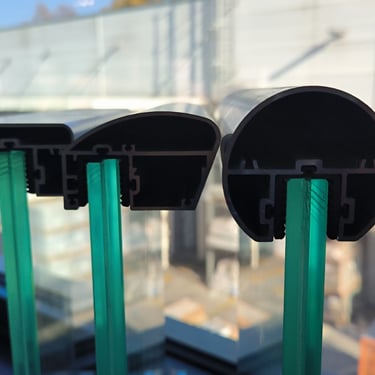 razne kombinacije rukohvata na staklenim ogradama