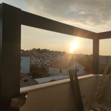 i zalazak sunca ljepse izgleda kroz nedovrsenu pergolu