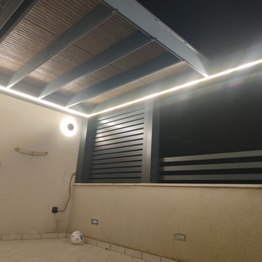 pergola koja odise luksuzom sa drvenim plafonom 