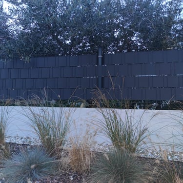 zicana ograda u travi sa zastitom od pogleda