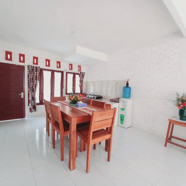 ruang makan villa merah yuwan villa harau